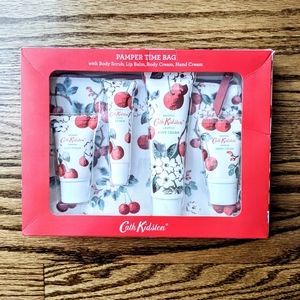 Beautiful designer Cath Kidston Pamper Time Bag Se